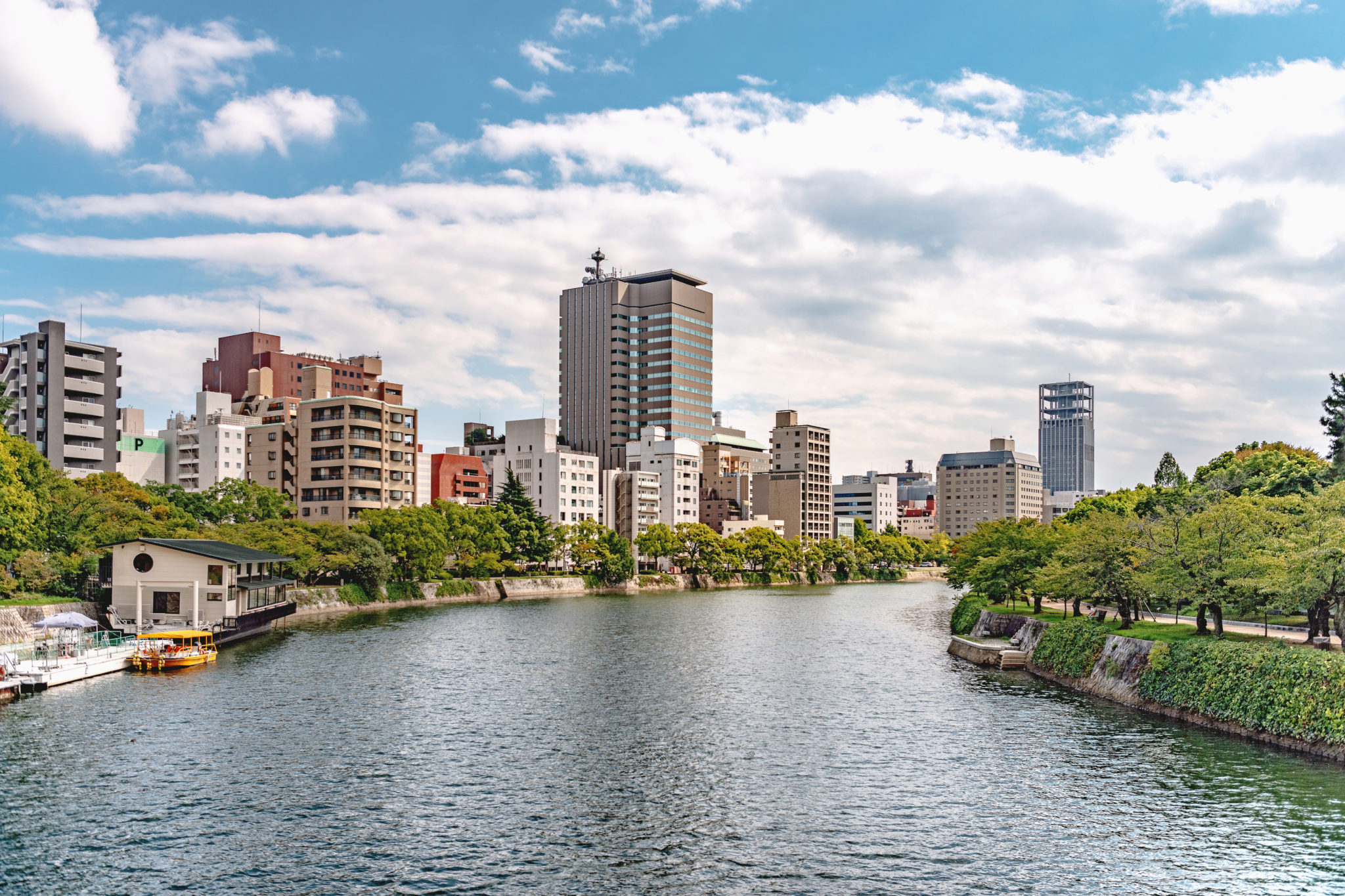広島市街地風景 元安川と町並み風景